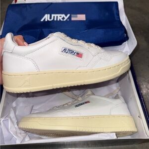 AUTRY SNEAKERS WOMAN
MEDALIST LOW SNEAKER LEATHER, WHITE size 8 / EU 39